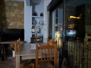 a dining room with a wooden table and chairs at Eclipse del Júcar Luna in Alcalá del Júcar