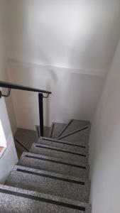 ウシュアイアにあるUSHUAIA FOR´NSの黒手すり付きの階段