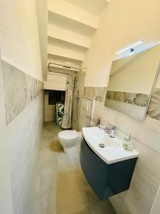 Ванная комната в Maddy house - 50 mt dal mare +37 фотографий