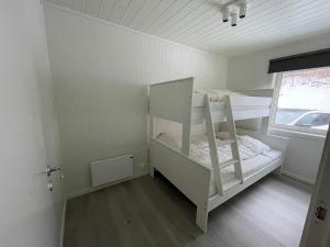 Dormitorio pequeño con litera y ventana en Lakes and mountain, we got both! en Moi