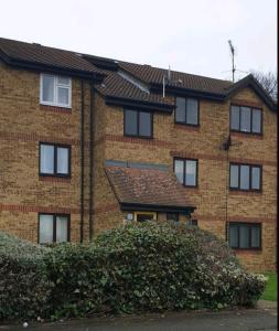 ウェスト・サロックにある1 bedroom service apartment with Netflixの葺き屋根のレンガ造り