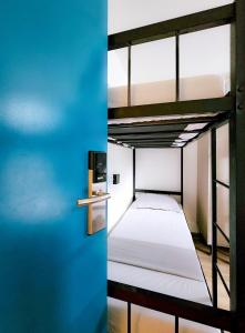 מיטה או מיטות קומותיים בחדר ב-Capsula Hotel Sao Paulo - Paulista