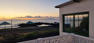 un balcón de una casa con vistas al océano en Casa Felimar en Mazo
