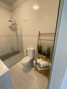 エストリルにあるEstoril Top Beach Apartmentのトイレ、シャワー、洗面台を備えたバスルーム