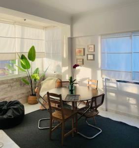 エストリルにあるEstoril Top Beach Apartmentのテーブルと椅子と窓のあるリビングルーム