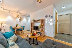 una sala de estar con un sofá y una mesa en Apartman LVS Zlatibor, en Zlatibor