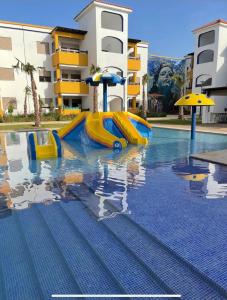 - un toboggan dans la piscine dans l'établissement Apartement haut standing avec piscine à la Marina Saidia, à Saïdia