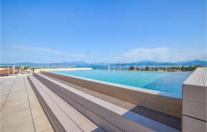 une piscine sur le toit d'un bâtiment dans l'établissement Amazing Apartment In San Benedetto Di Lugan With Outdoor Swimming Pool, à Peschiera del Garda