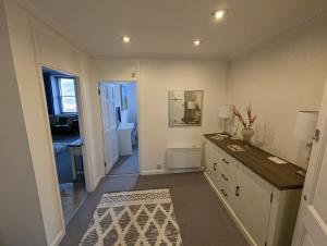 バースにあるGrosvenor Pad - Lovely 2-bed Flat - FREE ON STREET PARKINGのバスルーム(カウンター、シンク付)が備わる客室です。 +25枚の写真