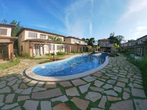 una piscina di fronte ad alcune case di Apartamento na Vila de Barra Grande - Bahia a Barra Grande