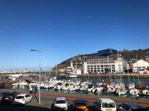 un montón de coches aparcados en un puerto deportivo con barcos en Captain YOO - Bénéc’ - App industriel sur le port, en Fécamp