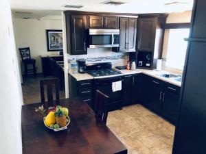 a kitchen with a bowl of fruit on a table at Amplia casa en Colonia Campestre in Cananea
