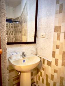 W łazience znajduje się umywalka i lustro. w obiekcie Casona La Española w mieście Cartagena de Indias