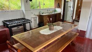 una cucina con piano di lavoro in legno e piano cottura di Sítio Vale do Sol a Pinhalzinho