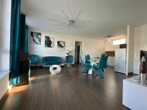 a living room with blue chairs and a table at Captain YOO - Ginkgo Biloba - Cocon moderne sur le port in Fécamp