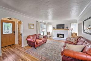 uma sala de estar com dois sofás de couro e uma lareira em Charming Idaho Home cottage em Twin Falls