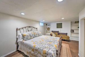 1 dormitorio con cama con edredón en Charming Idaho Home cottage, en Twin Falls