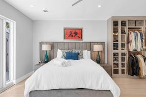 Кровать или кровати в номере Casa la Miami - Central location Villa with Pool & Gym +28 фотографий