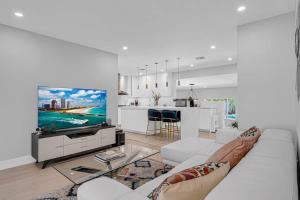 Телевизор и/или развлекательный центр в Casa la Miami - Central location Villa with Pool & Gym