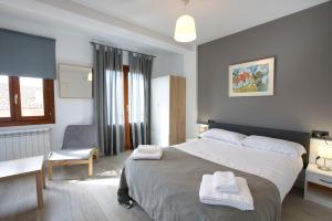 Un dormitorio con una cama grande con toallas. en Cuencaloft Matadero viejo, en Cuenca