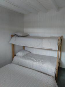 - 2 lits superposés dans une petite chambre dans l'établissement Alojamiento Trayken, à San Martín de los Andes