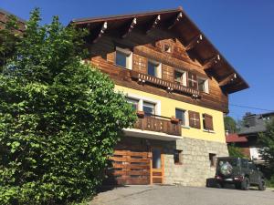 un grand bâtiment en bois avec un balcon. dans l'établissement CHAMBRE INDÉPENDANTE avec SALLE DE BAIN INDÉPENDANTE au RDC d un chalet à 25 kms Chamonix, à Saint-Gervais-les-Bains