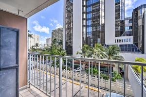 Elle comprend un balcon offrant une vue sur la ville. dans l'établissement Heart of Waikiki Marine Surf Waikiki Condo, à Honolulu