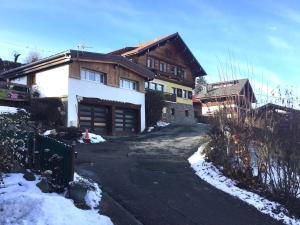 una casa nella neve con un vialetto di CHAMBRE INDÉPENDANTE avec SALLE DE BAIN INDÉPENDANTE au RDC d un chalet à 25 kms Chamonix a Saint-Gervais-les-Bains