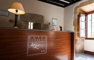 eine Bar in einem Raum mit einem Schild darauf in der Unterkunft Hotel Konbenio in Amorebieta-Etxano