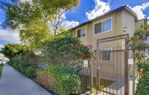 uma casa com cerca e arbustos em Artsy smart home near Downtown & Balboa Park em San Diego