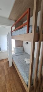 سرير بطابقين أو أسرّة بطابقين في غرفة في S Soares Beato 6 3D