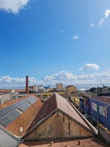 S Soares Beato 6 3D في لشبونة: سقف بلوحات شمسية فوق مبنى