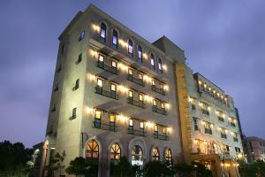 un gran edificio con luces encendidas por la noche en Oceanside Tourist Hotel, en Incheon