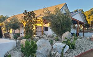 una casa con un jardín de cactus y rocas en Hidden Hacienda en Temecula