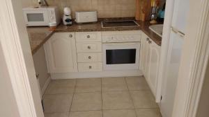 Kuchyňa alebo kuchynka v ubytovaní Chayofa Paraiso, apartamento Tenerife Sur