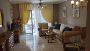 salon z kanapą i stołem w obiekcie Chayofa Paraiso, apartamento Tenerife Sur w mieście Chayofa