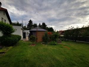 Vrt pred nastanitvijo Sunset soul apartment & sauna