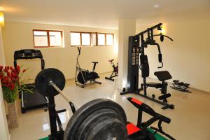 The fitness centre and/or fitness facilities at Hotel Iris