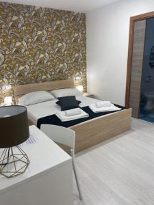 een slaapkamer met een bed met 2 kussens erop bij Central Rooms 128 in Palermo