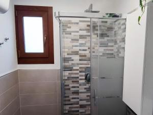 une salle de bain avec une douche avec une porte vitrée dans l'établissement Alpine Escape with Charm, à Sestrières 32 autres photos