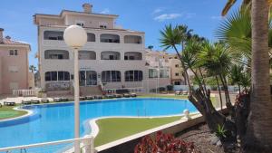 Bazén v ubytovaní Chayofa Paraiso, apartamento Tenerife Sur alebo v jeho blízkosti