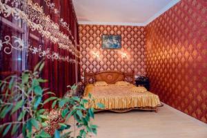 
a bedroom with a large bed and a painting on the wall at Hotel Vivat Provincia in Takhtaulove
