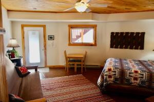 Voodi või voodid majutusasutuse Red Moon Lodge toas
