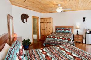 Voodi või voodid majutusasutuse Red Moon Lodge toas