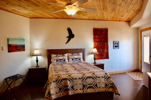 Voodi või voodid majutusasutuse Red Moon Lodge toas