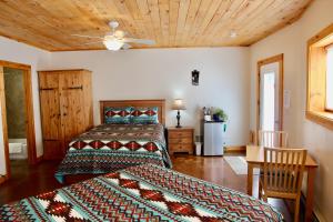 Кровать или кровати в номере Red Moon Lodge