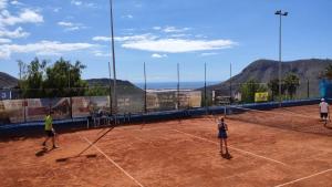 Tenis alebo squash v ubytovaní Chayofa Paraiso, apartamento Tenerife Sur alebo jeho okolí