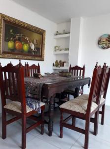 - une salle à manger avec une table et des chaises en bois dans l'établissement Alojamiento San Felipe, à Carthagène des Indes