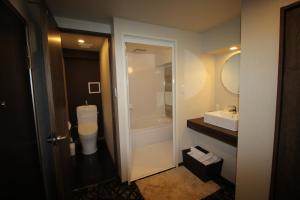 Koupelna v ubytování AYA Hotel
