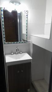 y baño con lavabo y espejo. en “Viví Mendoza” en Mendoza